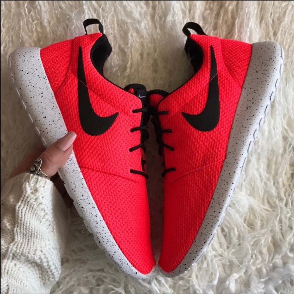 NWT Nike ID Custom Roshe One Neon Pink - Picture 3 of 8